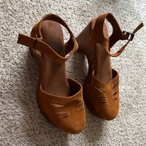 Cliffs Women's Tan Suede Platform Ankle-Strap Heels